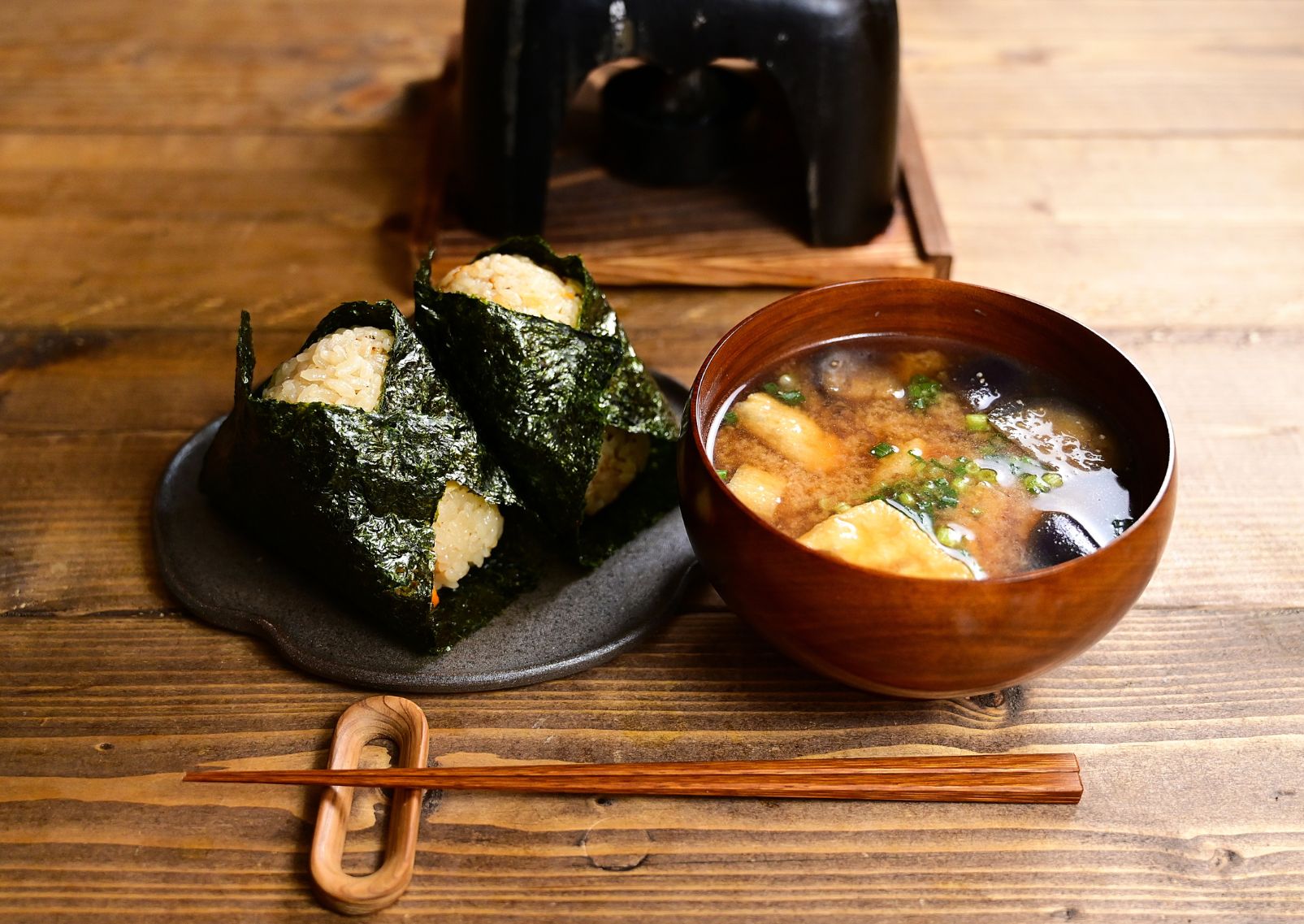 Onigiri e zuppa di miso, cucina tipica giapponese