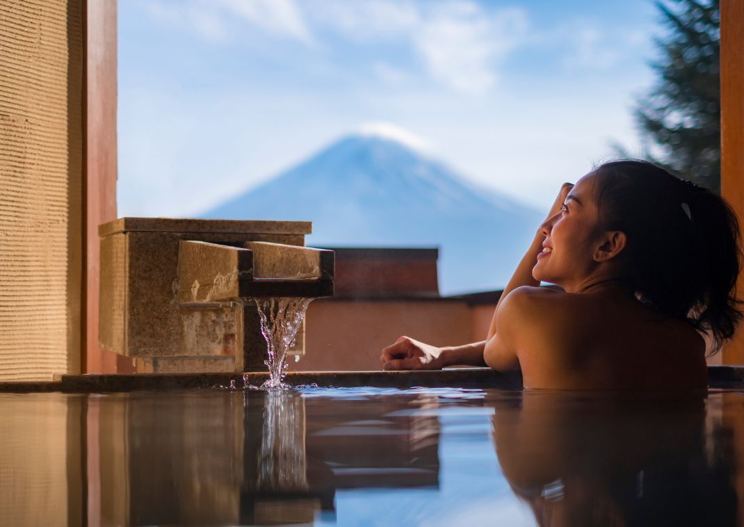 Signora che si gode un onsen, Giappone.