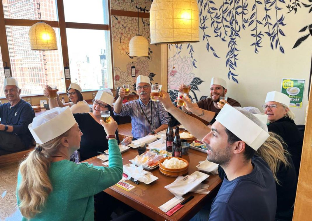 Tour di gruppo organizzato da Japanspecialist per imparare a preparare il sushi