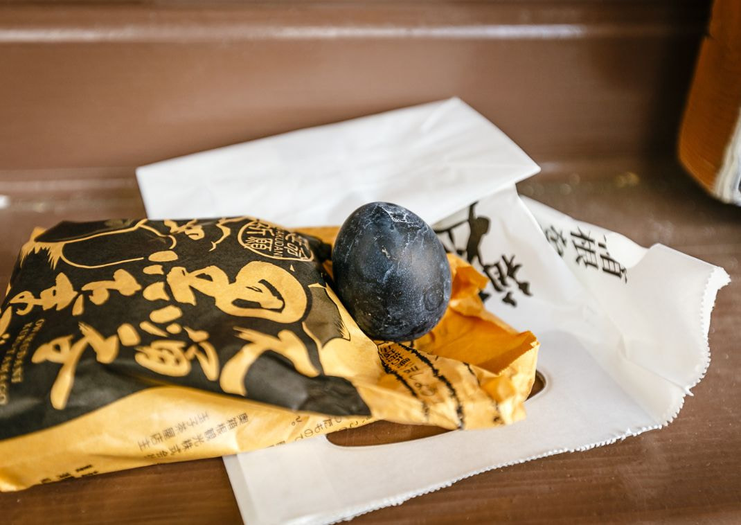 Uovo nero bollito nello zolfo di Hakone