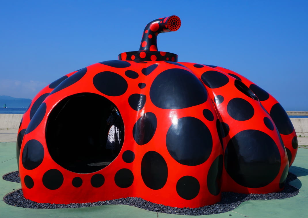 opera d'arte moderna, zucca rossa a forma di casetta