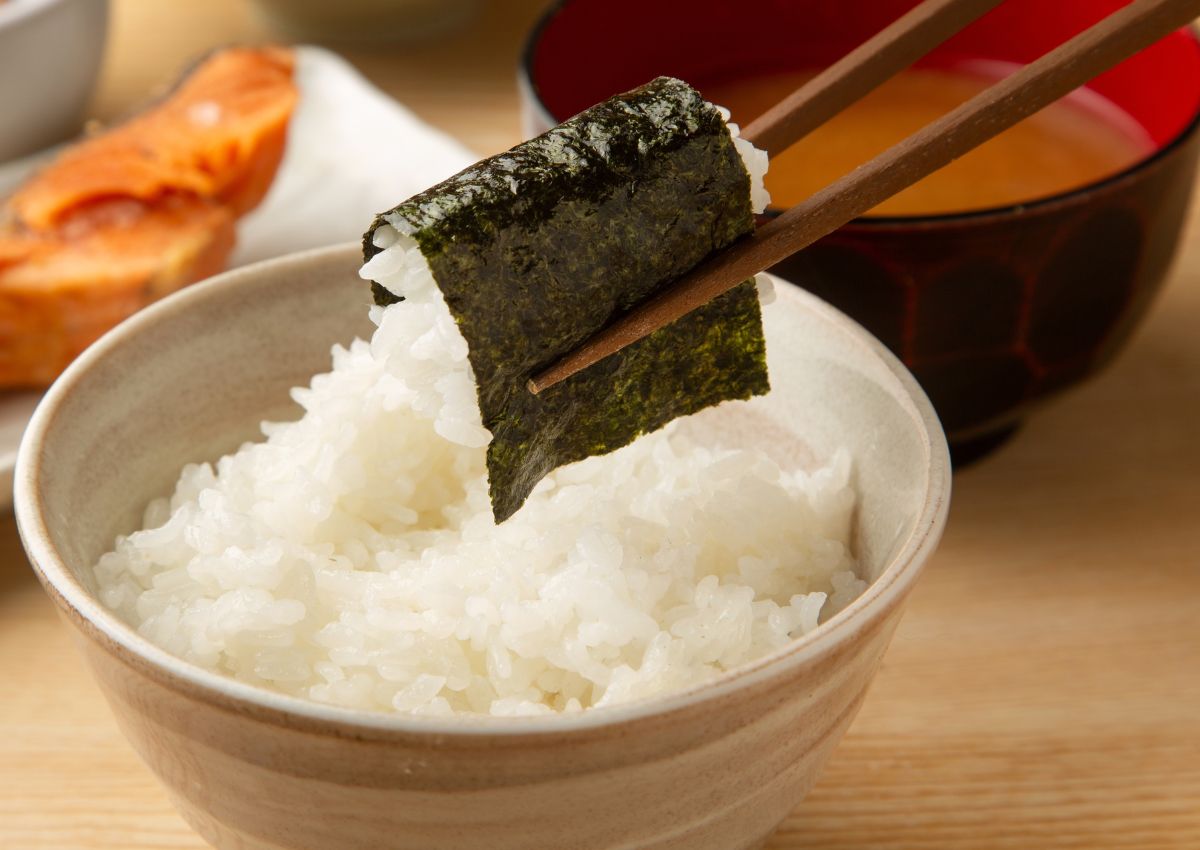 Alga nori servita con riso durante una colazione giapponese