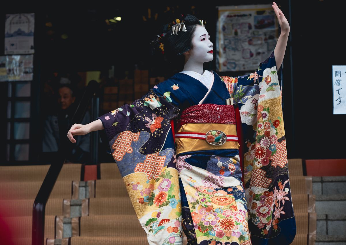 Maiko con furisode durante una danza a Tokyo
