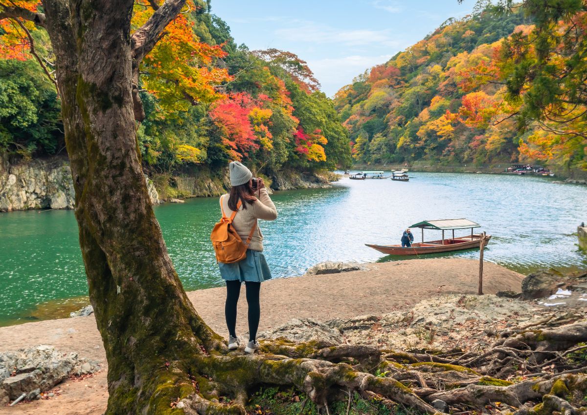 Una donna visita Arashiyama durante la stagione autunnale, Giappone.