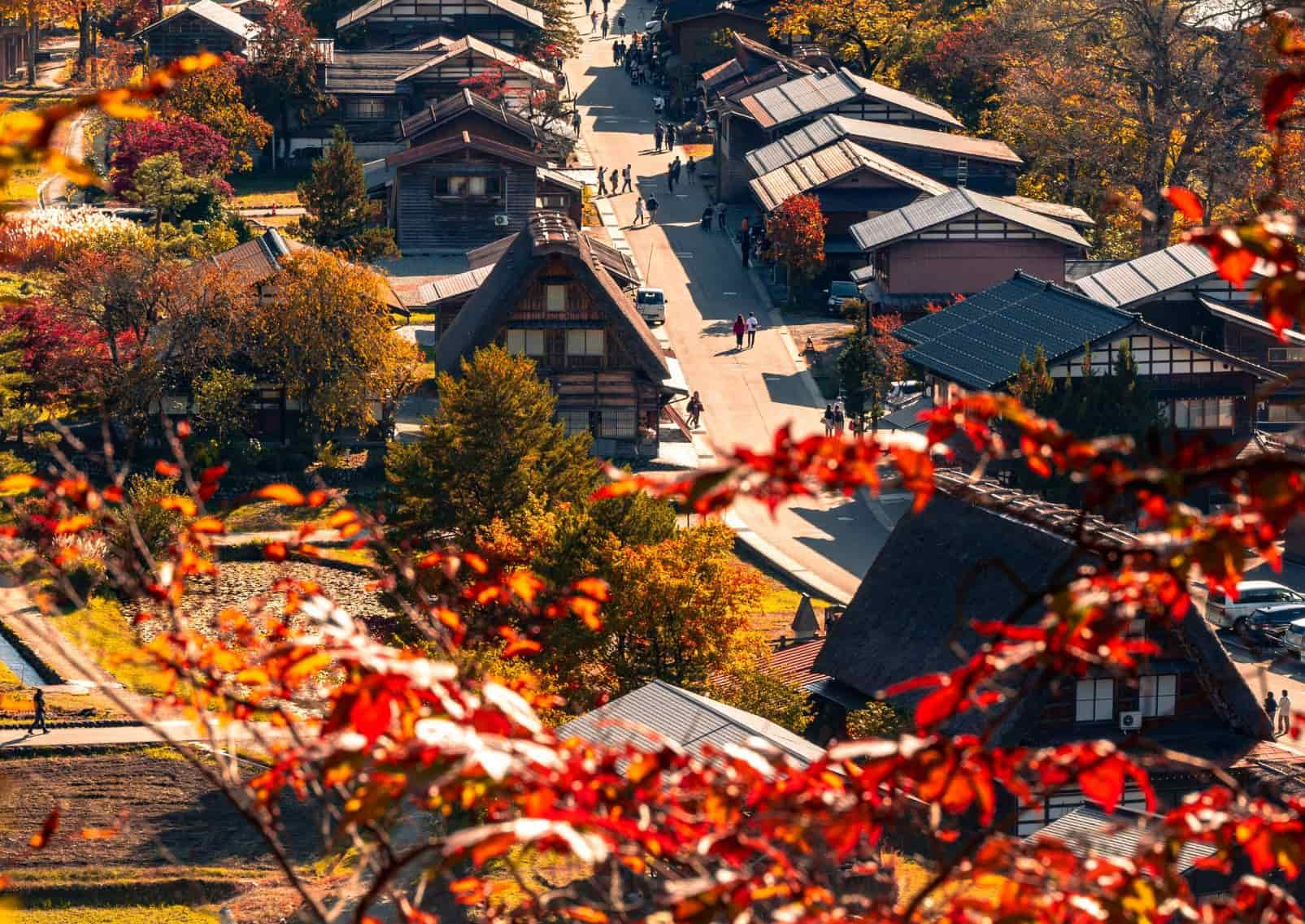 L'antico villaggio di Shirakawa con un paesaggio autunnale.