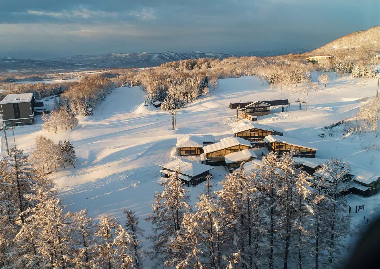 Vista degli hotel sulla montagna di Niseko, Hokkaido, Giappone