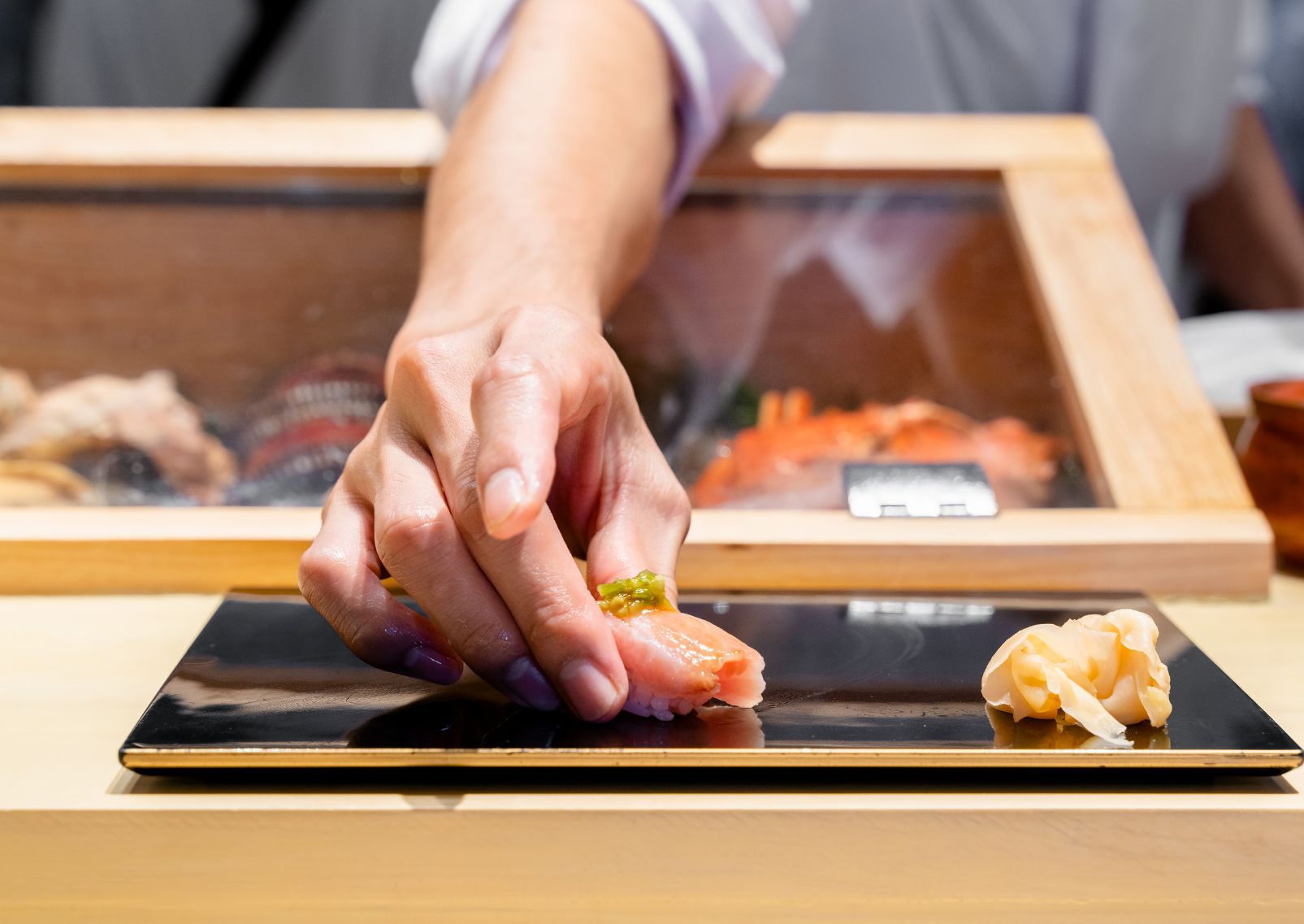 Chef giapponese serve il sushi direttamente con le sue mani
