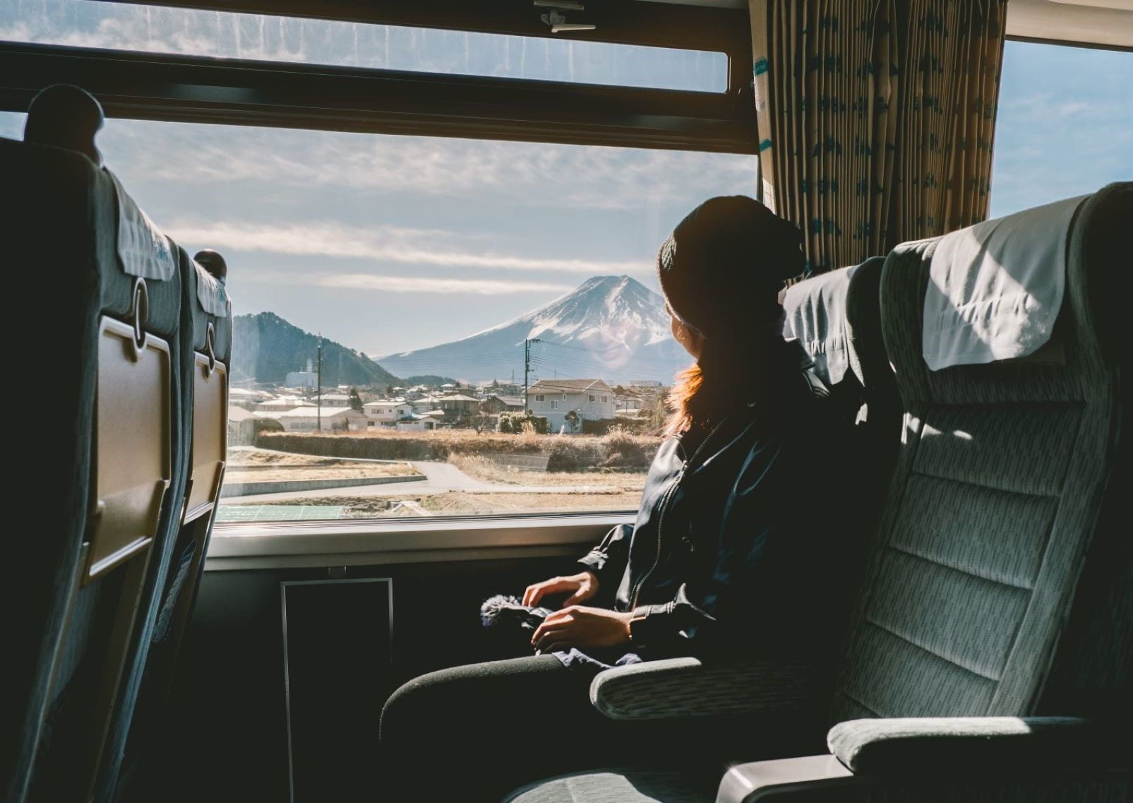 Una viaggiatrice durante il tragitto sul treno proiettile Shinkansen, Giappone