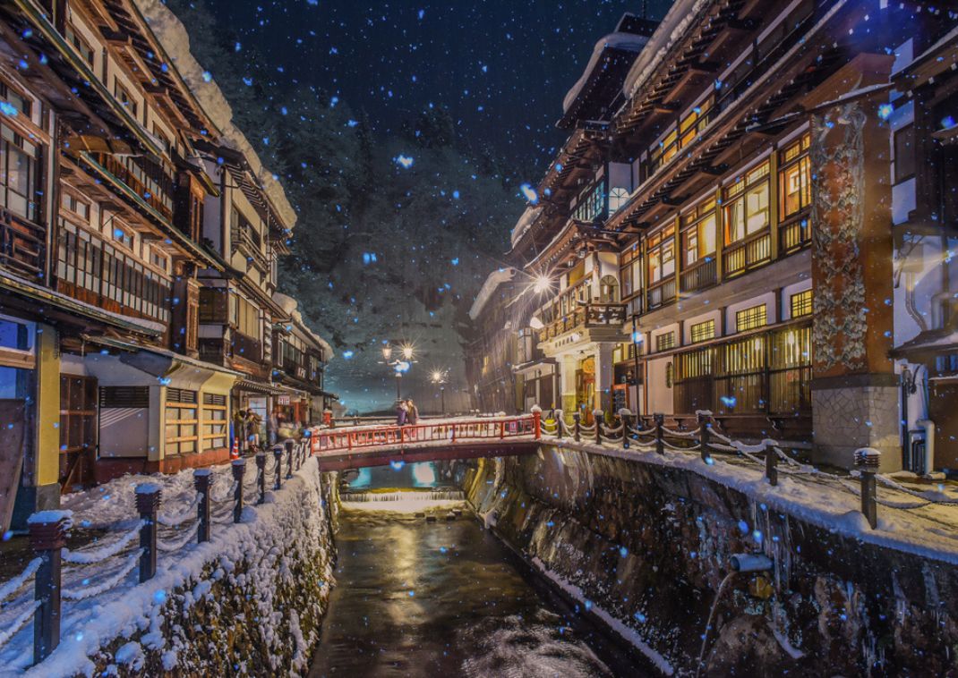 Neve che cade di notte, a Ginzan Onsen, Giappone