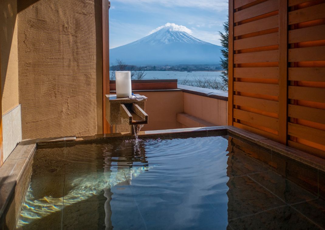Bagno termale all’aperto con vista sul Monte Fuji, Giappone