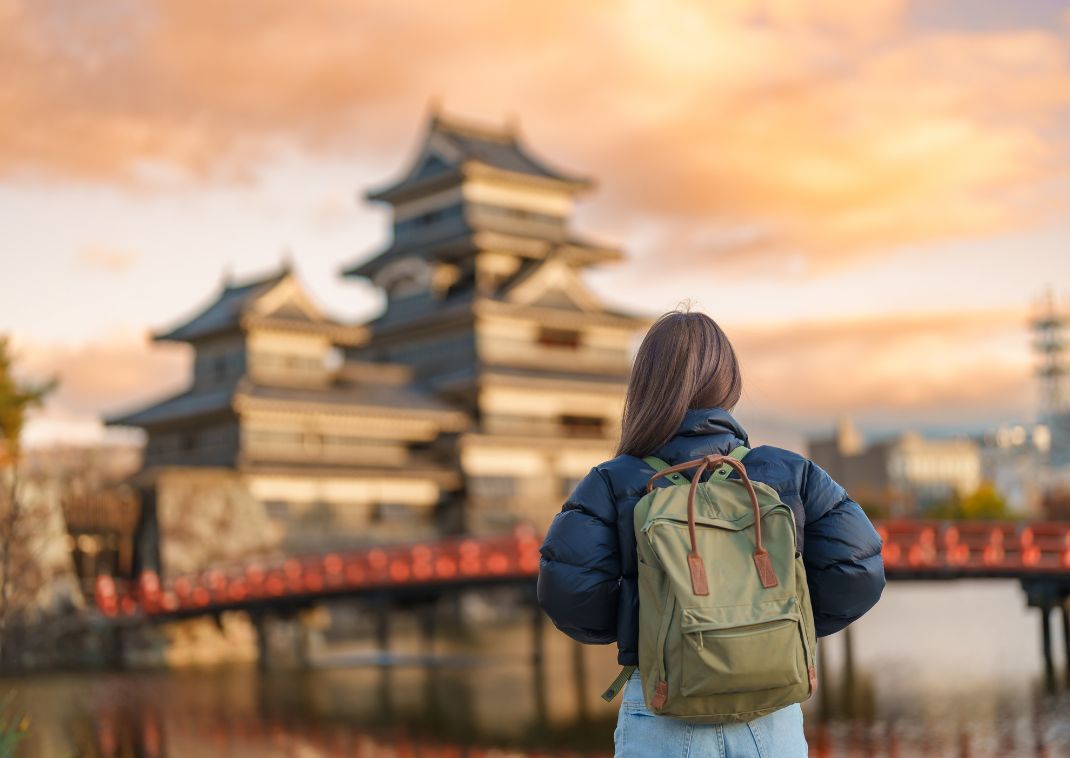 Donna che guarda il castello di Matsumoto in Giappone