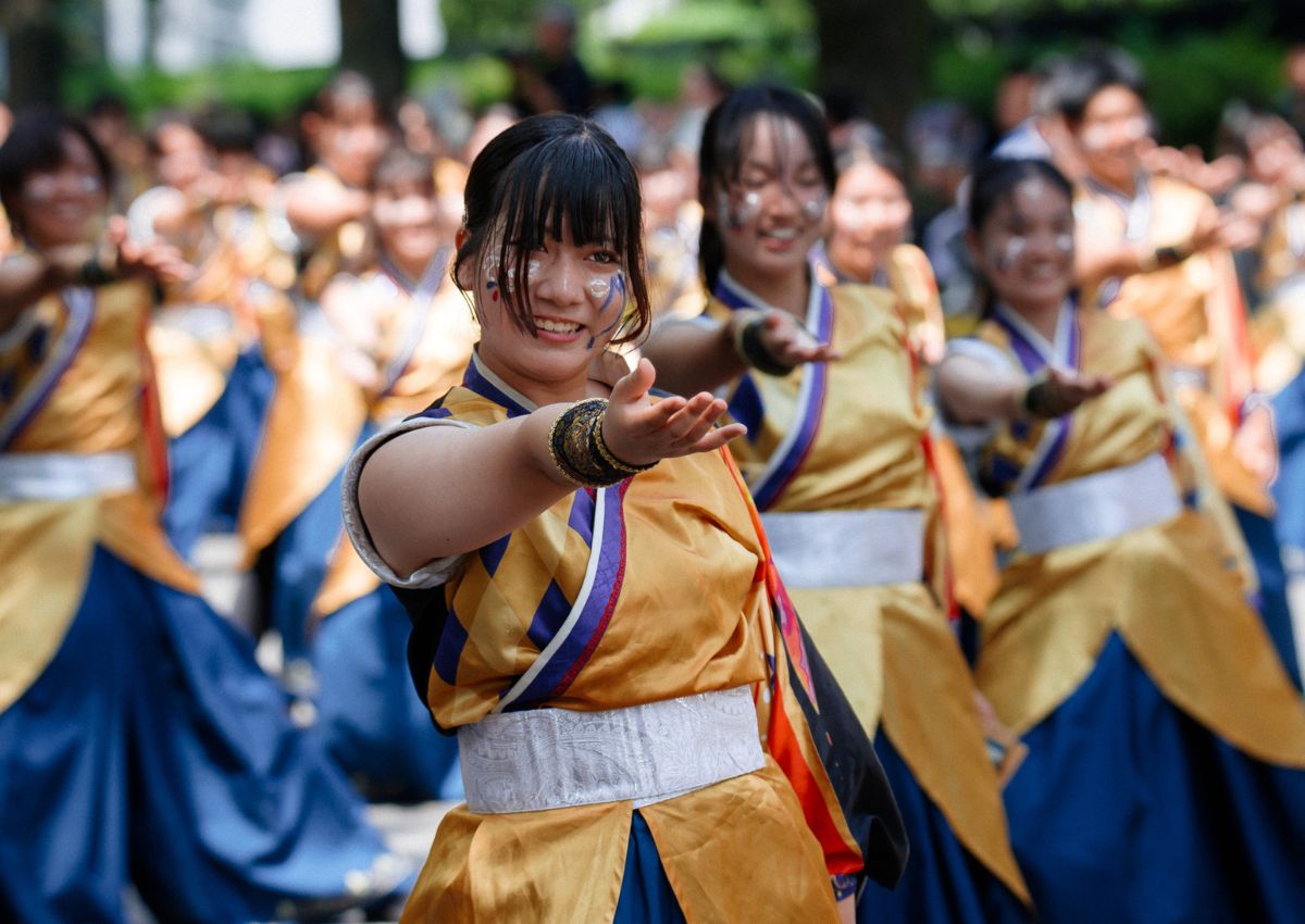 Ragazza che danza Yosakoi durante un festival