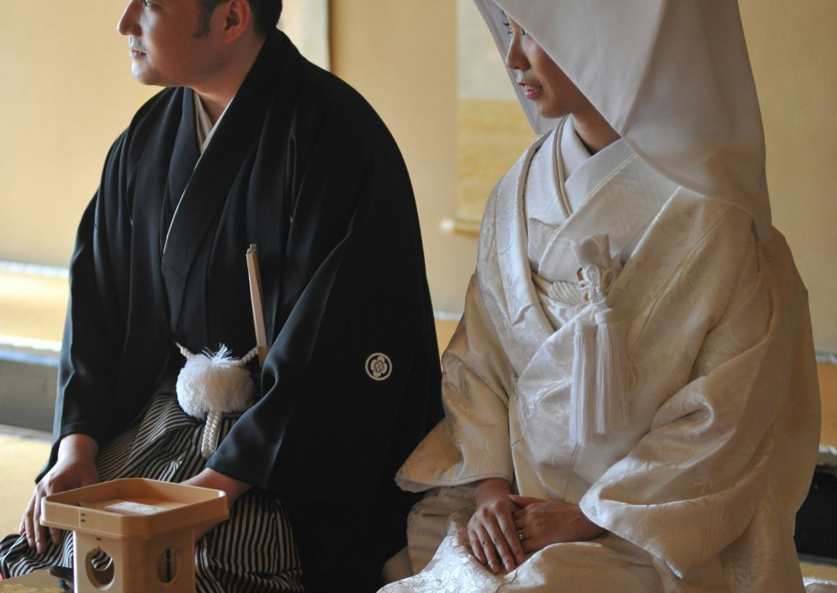 Coppia con kimono da matrimonio in Giappone
