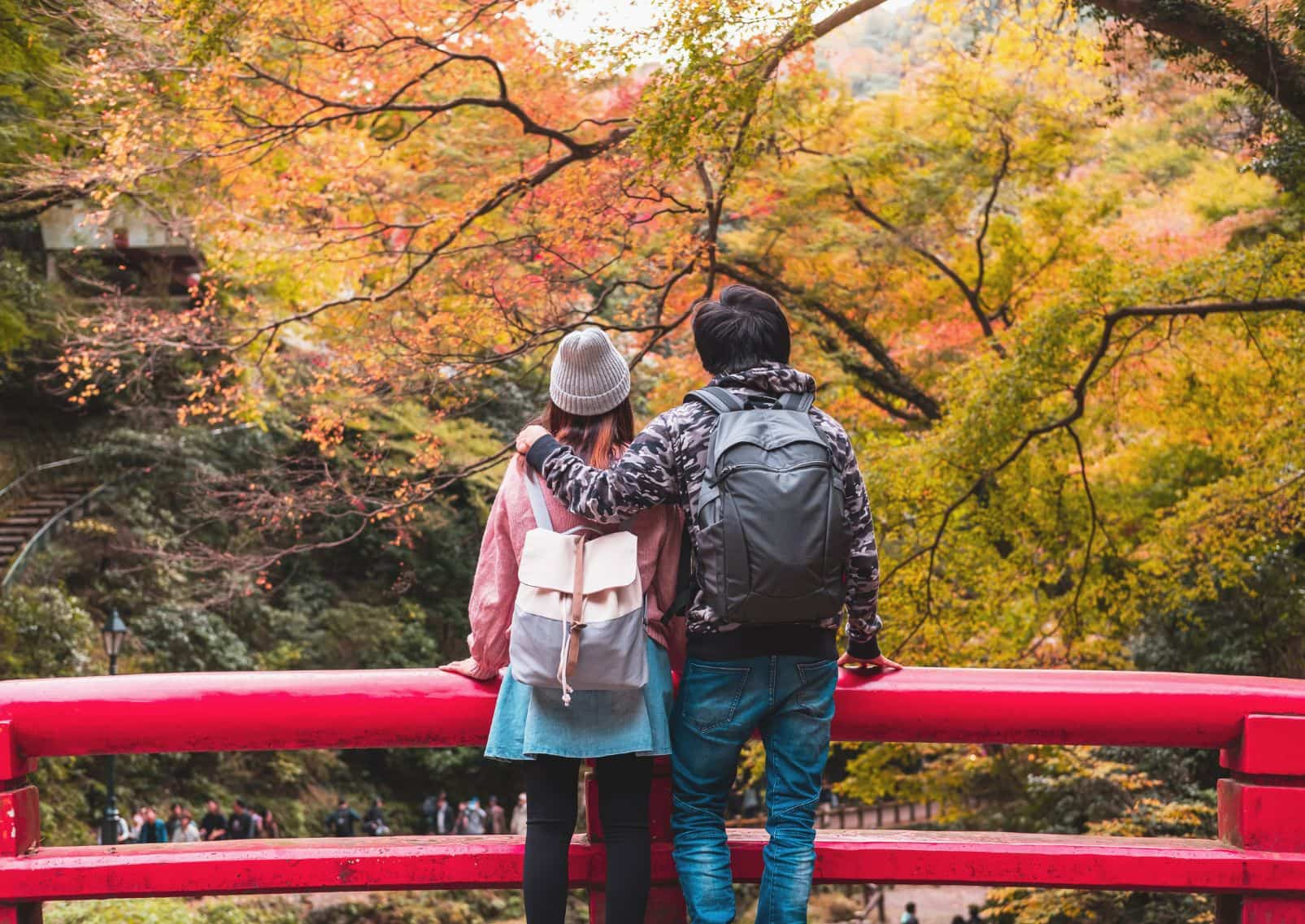 Giovane coppia in viaggio che osserva uno splendido scenario nel parco Minoh in Giappone.