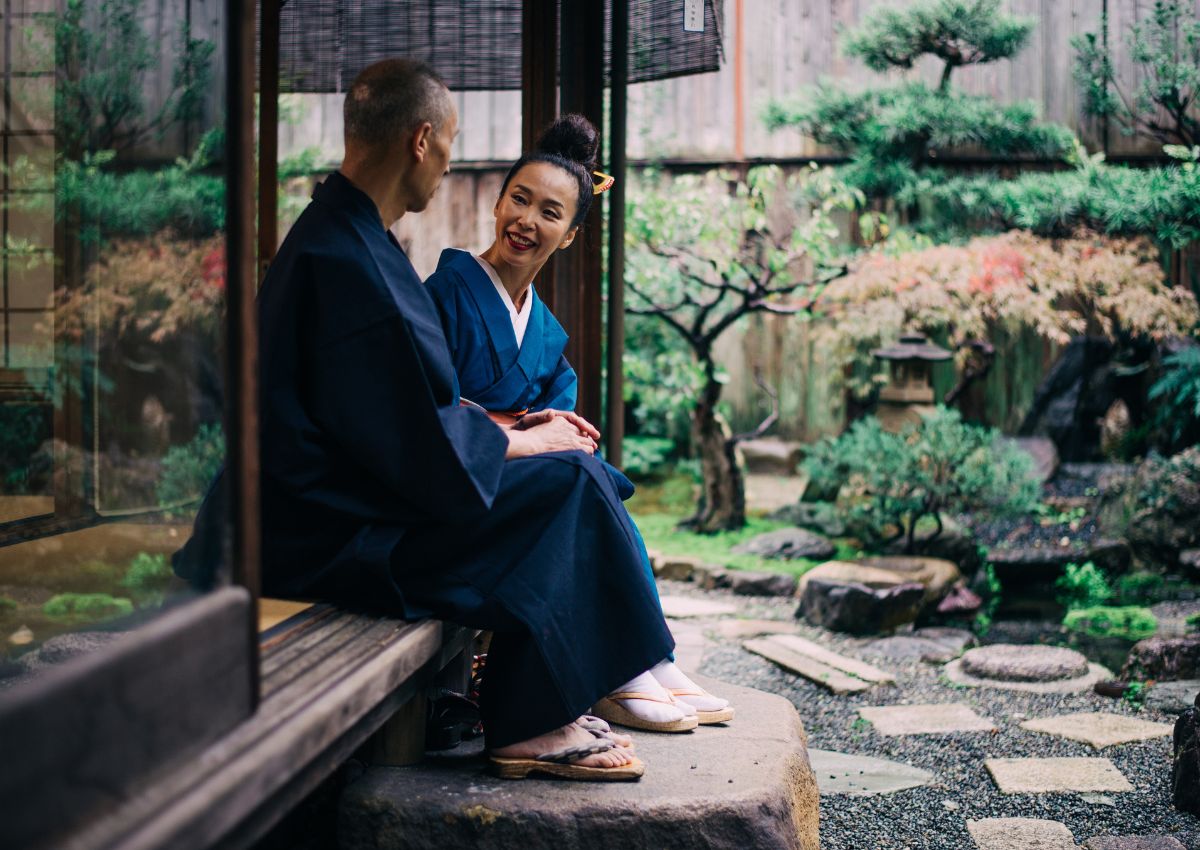 Coppiasi gode il soggiorno in ryokan in Giappone