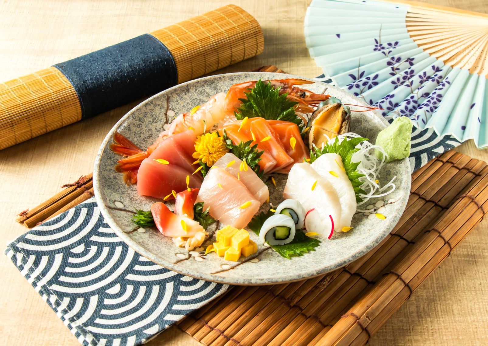 selezione di sashimi, piatto tipico giapponese