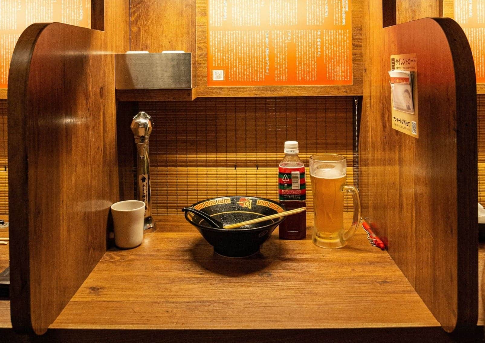 Ramen bar per chi consuma un pasto in solitaria, Giappone