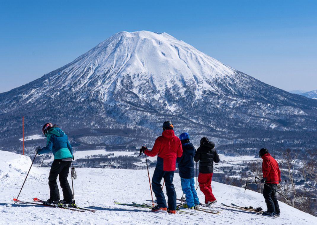 Vista del monte Yotei dalle piste da sci di Niseko, Giappone