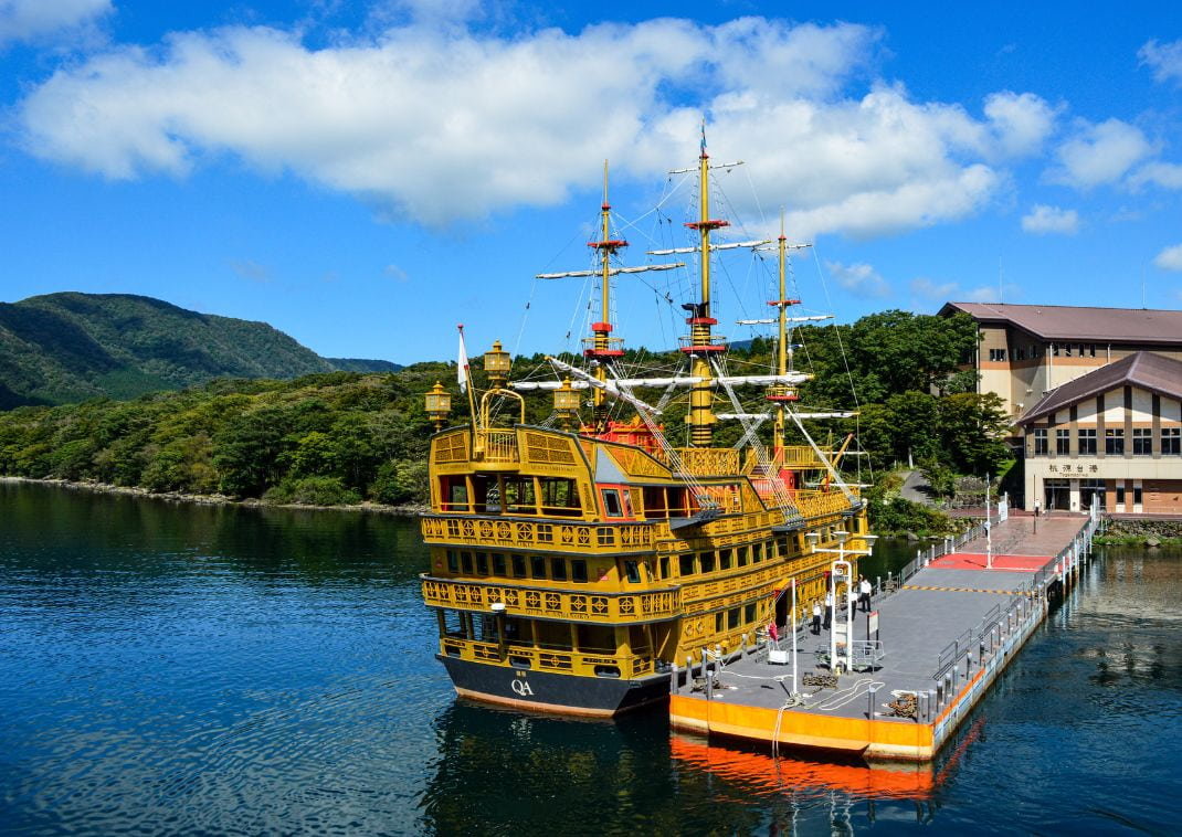Una nave pirata al porto ovest del Lago Ashi, Giappone