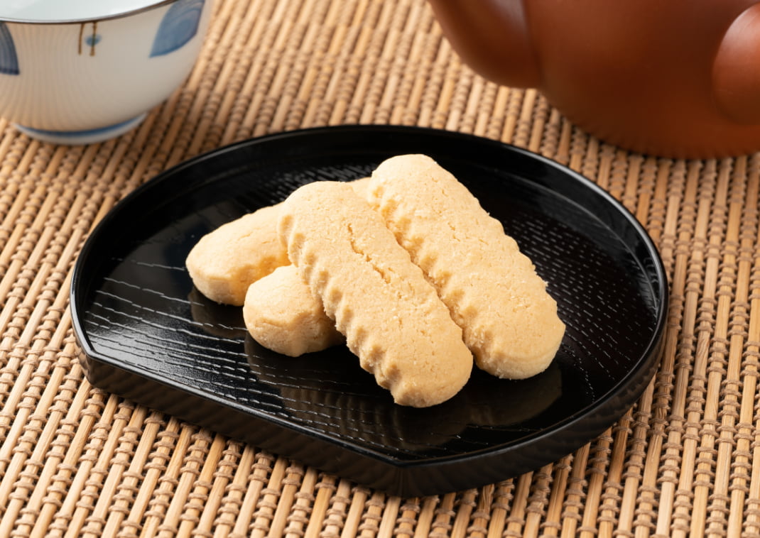  4 Biscotti di Okinawa su un piatto nero, uno snack giapponese di Okinawa