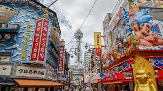 La torre Tsutenkaku nel quartiere Shinsekai, Osaka