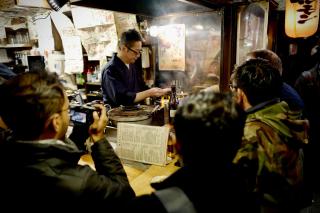 Persone che mangiano in un Izakaya