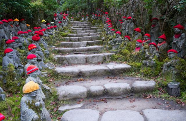 Scale in un giardino con molte statue di Buddha situato accanto al Tempio Daishoin    