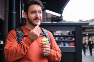 Turista che assapora il cibo a Takayama