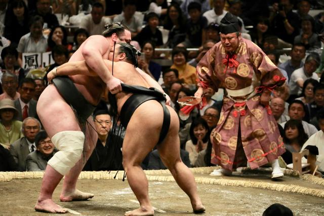 Lottatori di sumo che combattono