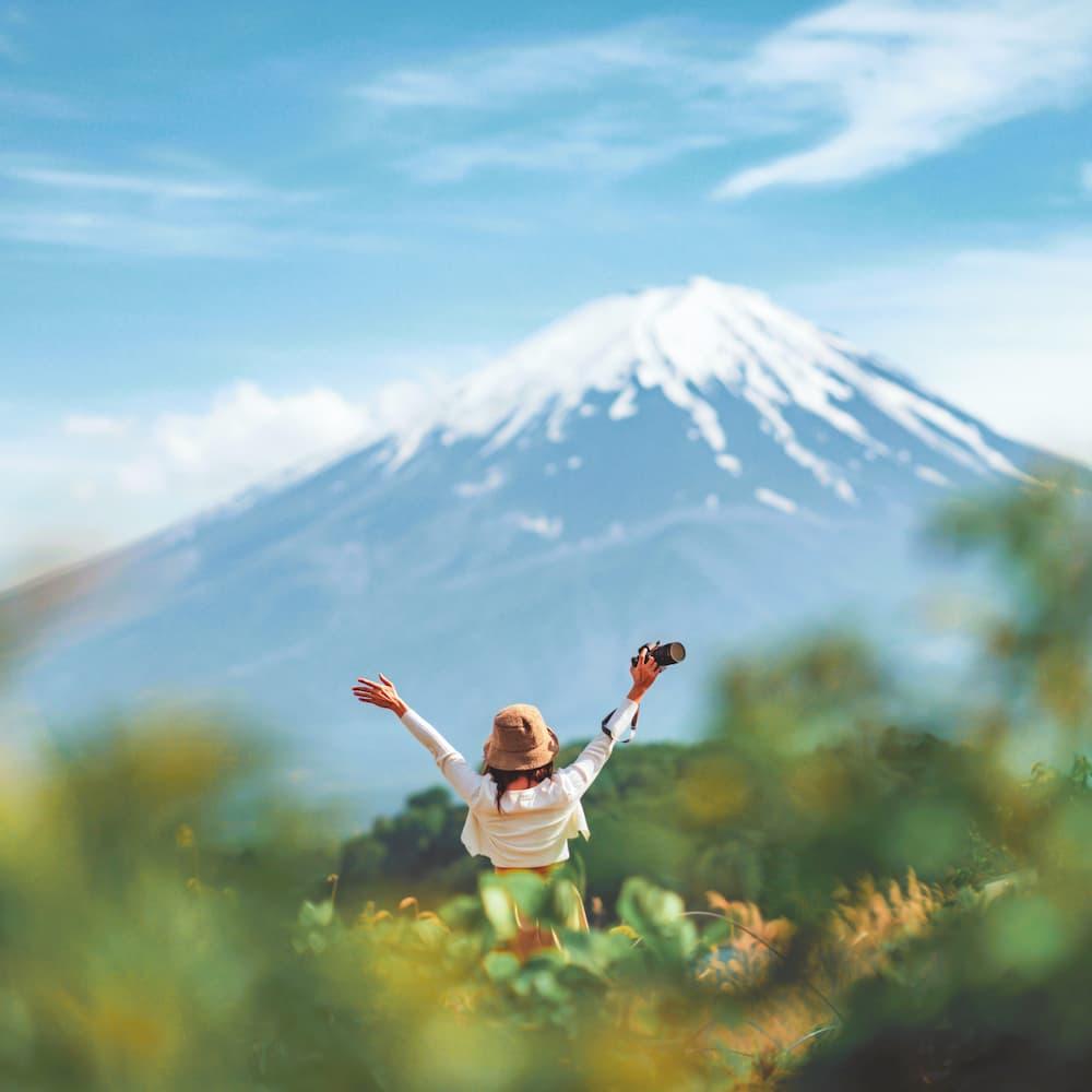 Donna davanti al lago Kawaguchi, Monte Fuji, Giappone