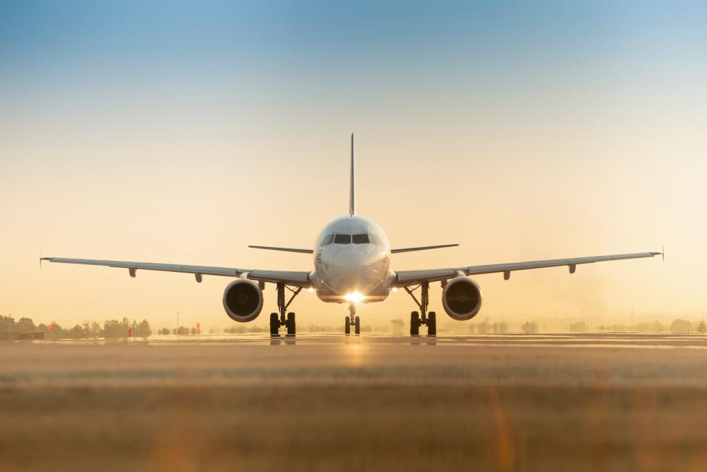 Vista al tramonto di un aereo sulla pista di un aeroporto giapponese sotto un cielo drammatico