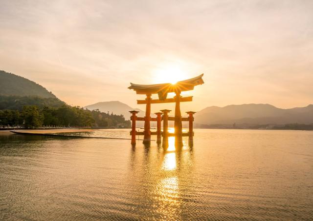 Tramonto al santuario di Itsukushima, Miyajima, Giappone