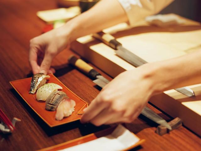 Servire il sushi in un ristorante