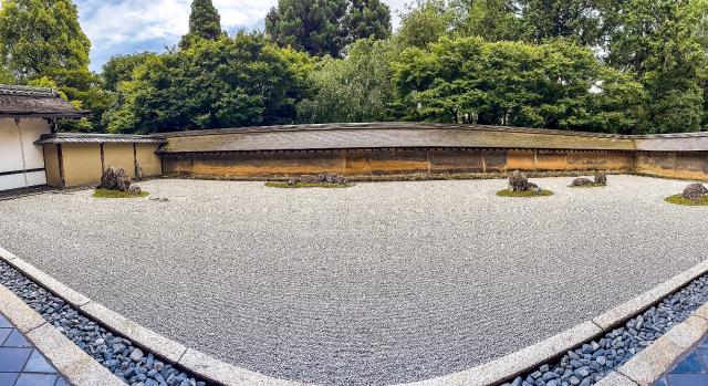 Tempio Ryoan-ji con il suo lago e giardino zen, a Kyoto