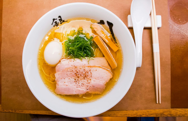 Un'abbondante ciotola di ramen giapponese