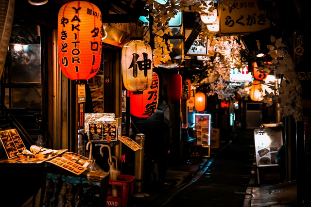 Strada con izakaya locali a Shinjuku, Tokyo
