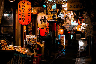 Strada con izakaya locali a Shinjuku, Tokyo