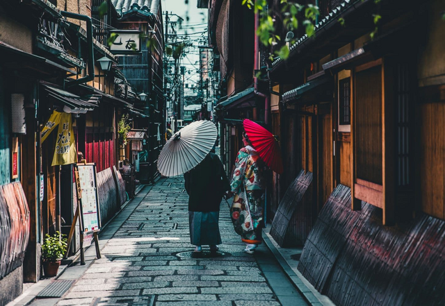 Coppia nelle antiche strade di Kyoto