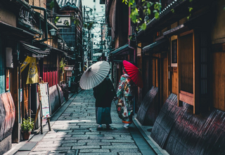 Coppia nelle antiche strade di Kyoto