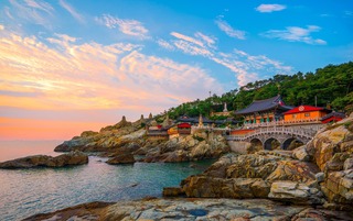 Alba, vista della città di Busan dal tempio Haedong Yonggungsa, Corea del Sud