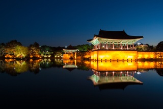 Vista al tramonto del laghetto Anapji a Gyeongju, Corea del Sud