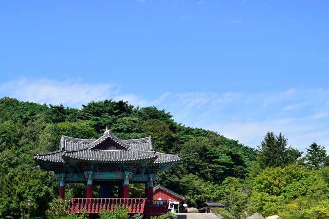 Vista dell'ingresso del padiglione della grotta Seokguram a Gyeongju 