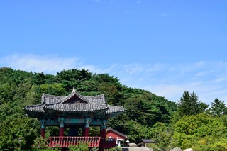 Vista dell'ingresso del padiglione della grotta Seokguram a Gyeongju
