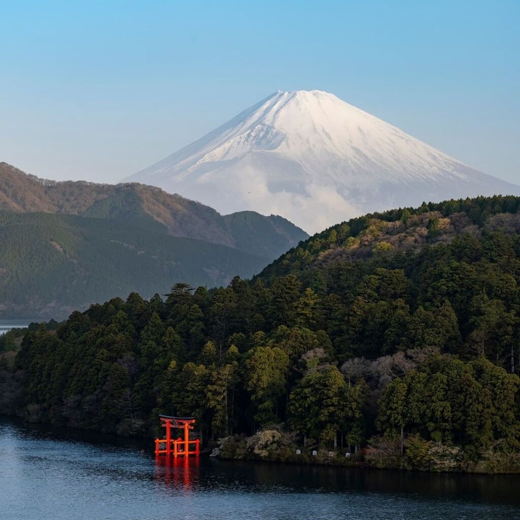 Vista del Monte Fuji con fiume, colline verdi e porta torii