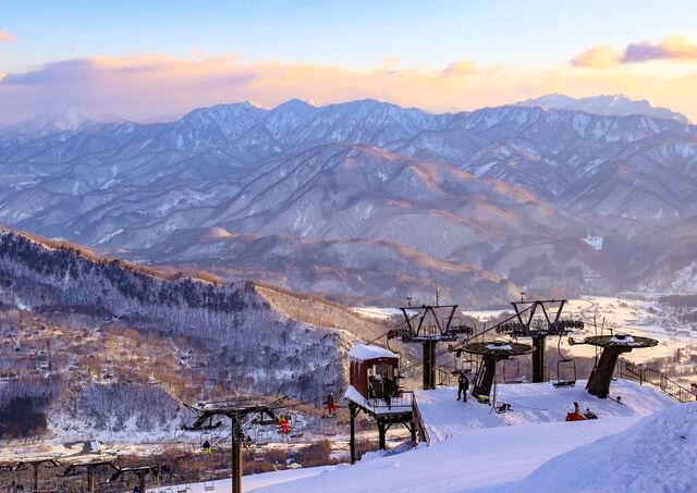 Tramonto sulla stazione sciistica di Hakuba, Nagano, Giappone