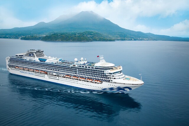 La nave da crociera al largo della costa di Kagoshima