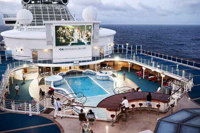 Il ponte della Diamond Princess con piscina