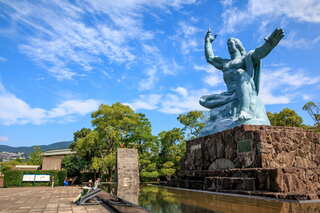 La monumentale statua del Parco della Pace di Nagasaki, Giappone