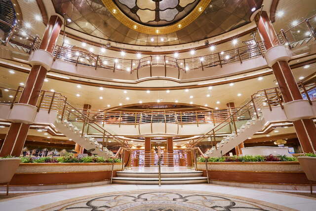 L’elegante piazza della Diamond Princess