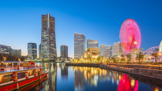 La città portuale di Yokohama, con la Yokohama Landmark Tower sullo sfondo, Giappone